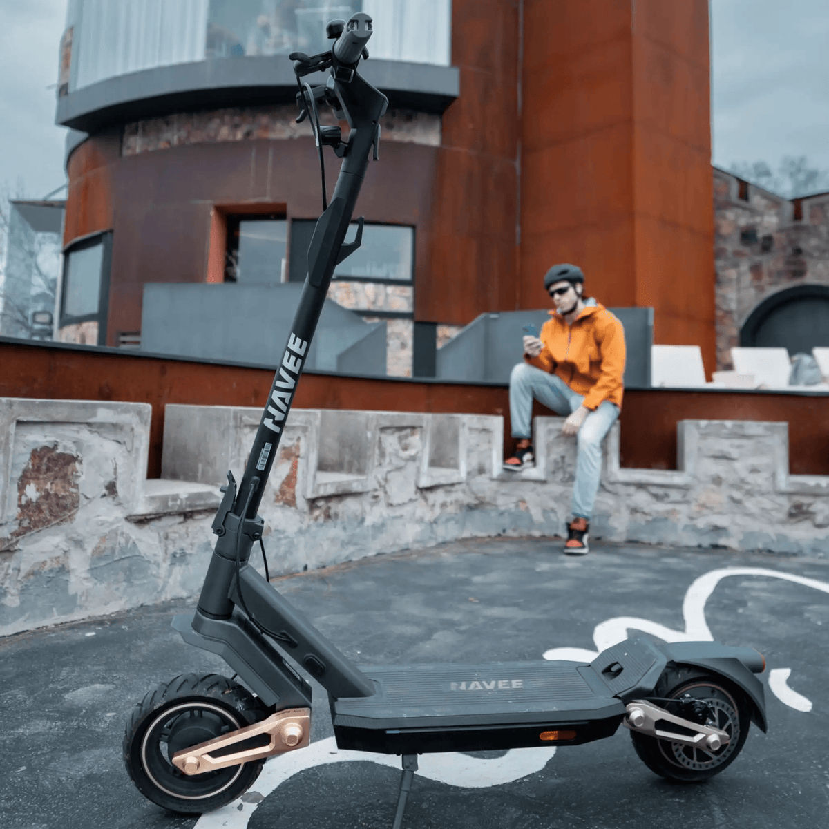 Persona de pie junto al patinete eléctrico NAVEE ST3 Pro por una calle