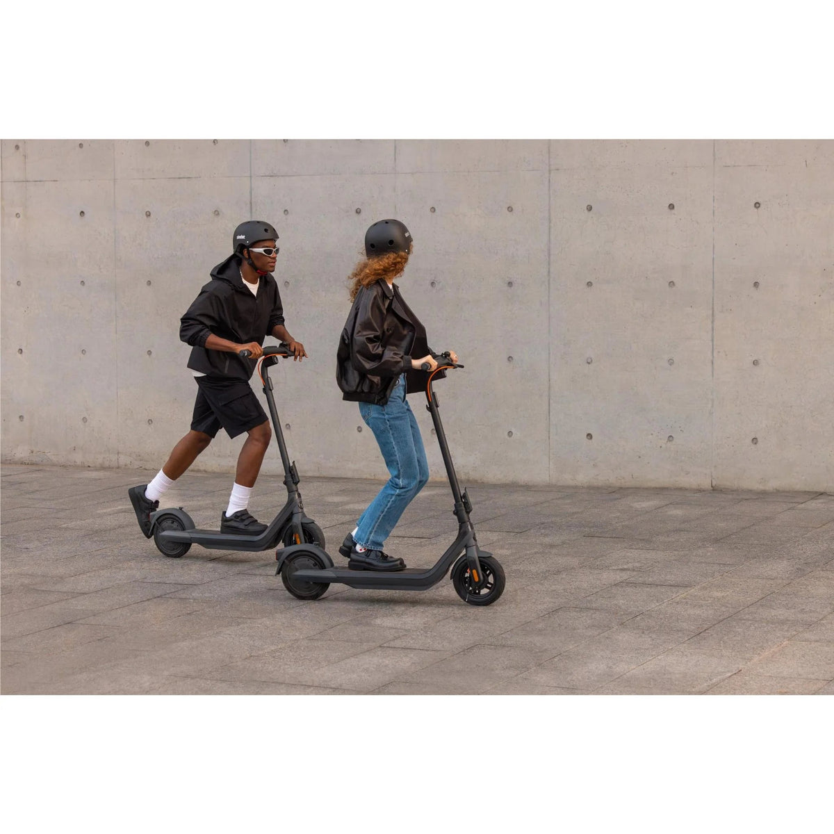 Persona circulando con el patinete eléctrico Segway Ninebot E2 Pro por la ciudad