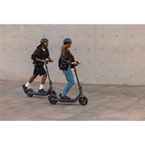 Persona circulando con el patinete eléctrico Segway Ninebot E2 Pro por la ciudad