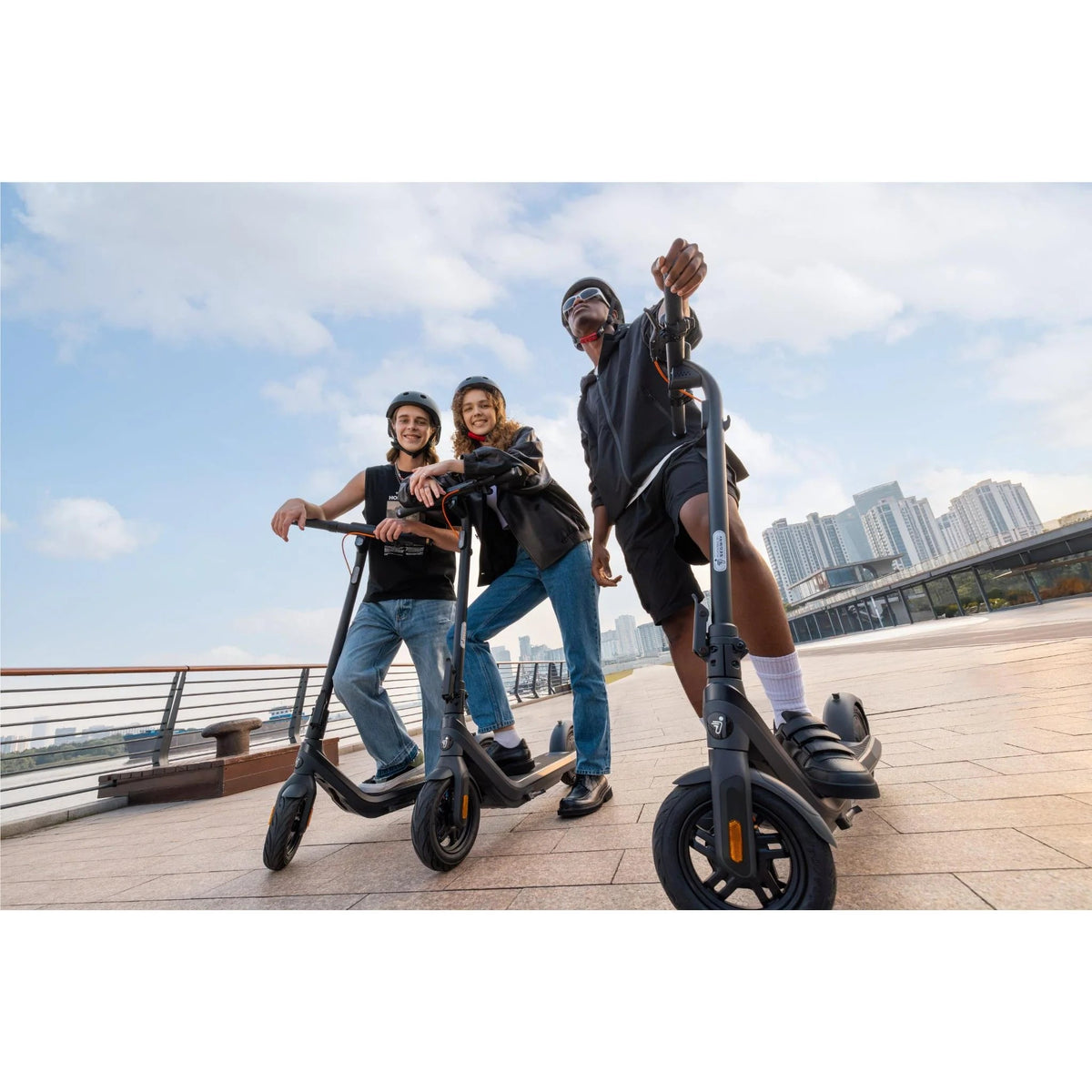Persona de pie junto al patinete eléctrico Segway Ninebot E2 Pro