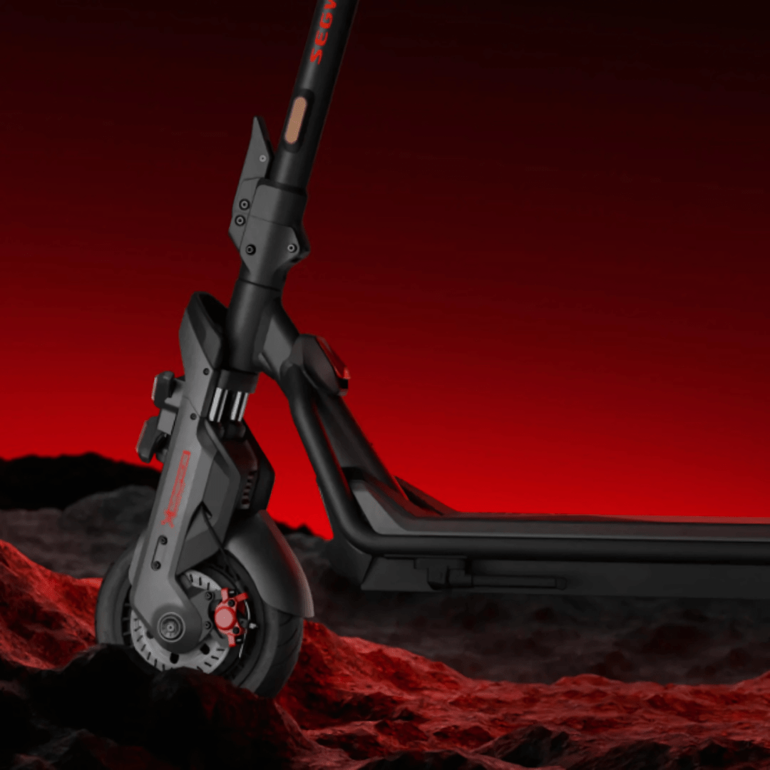 Patinete eléctrico Segway Ninebot GT3 visto de lado sobre fondo oscuro