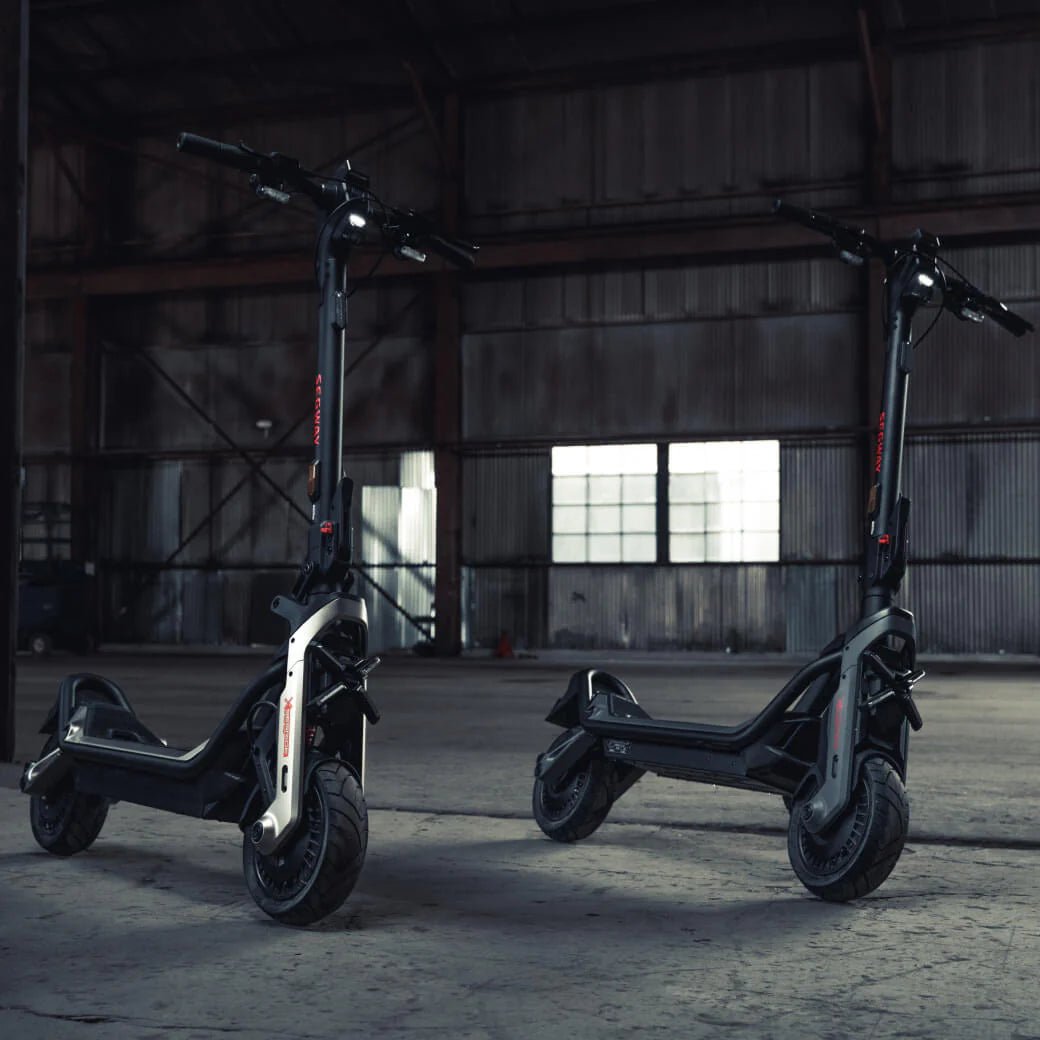 Patinete eléctrico Segway Ninebot GT3 visto de lado sobre fondo oscuro
