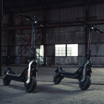 Patinete eléctrico Segway Ninebot GT3 visto de lado sobre fondo oscuro