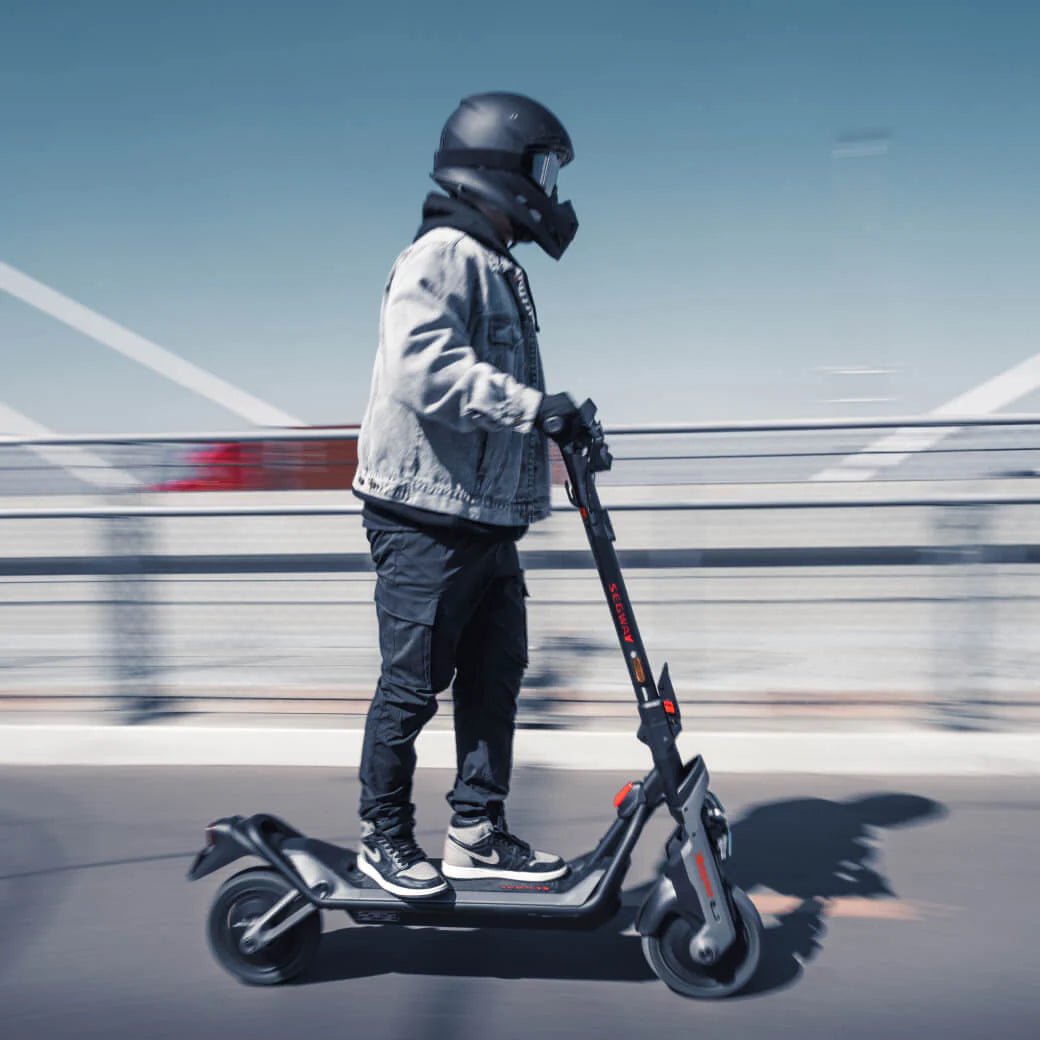 Persona circulando con el patinete eléctrico Segway Ninebot GT3 por la ciudad