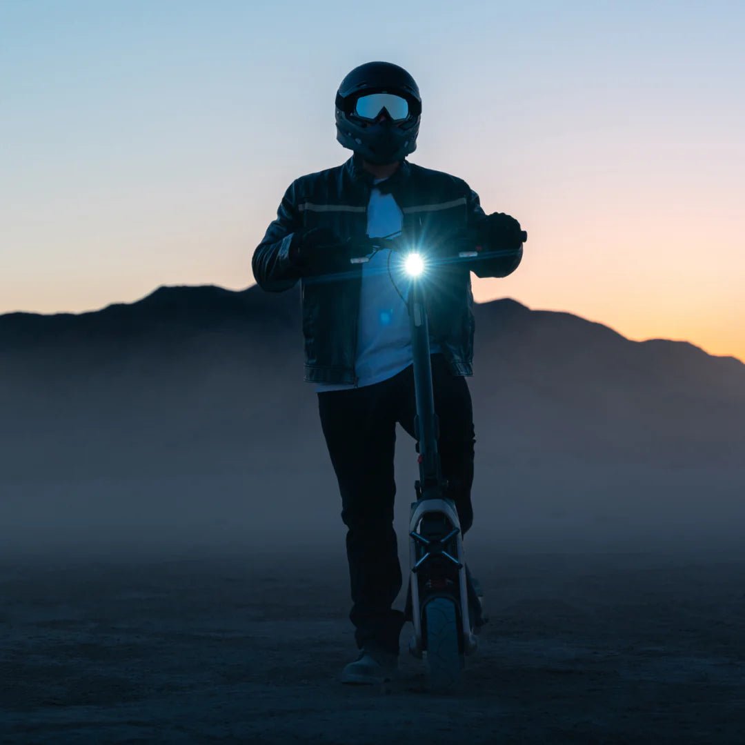 Patinete eléctrico Segway Ninebot GT3 con las luces encendidas en un ambiente nocturno