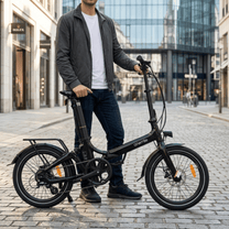Hombre de pie junto a la bicicleta eléctrica plegable Onemile E2 en la ciudad