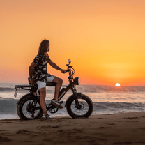 Mujer de pie junto a la bicicleta eléctrica fat bike Onemile P40 Pro junto al mar al atardecer