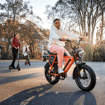 Persona montando la bicicleta eléctrica fat bike Onemile P40 Pro en un parque
