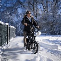 Mujer montando la bicicleta eléctrica fat bike Onemile P40 Pro en la nieve