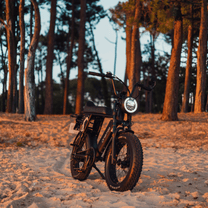 Bicicleta eléctrica fat bike Onemile P40 Pro vista de frente sobre terreno arenoso