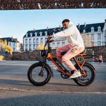 Persona montando la bicicleta eléctrica fat bike Onemile P40 Pro por la ciudad