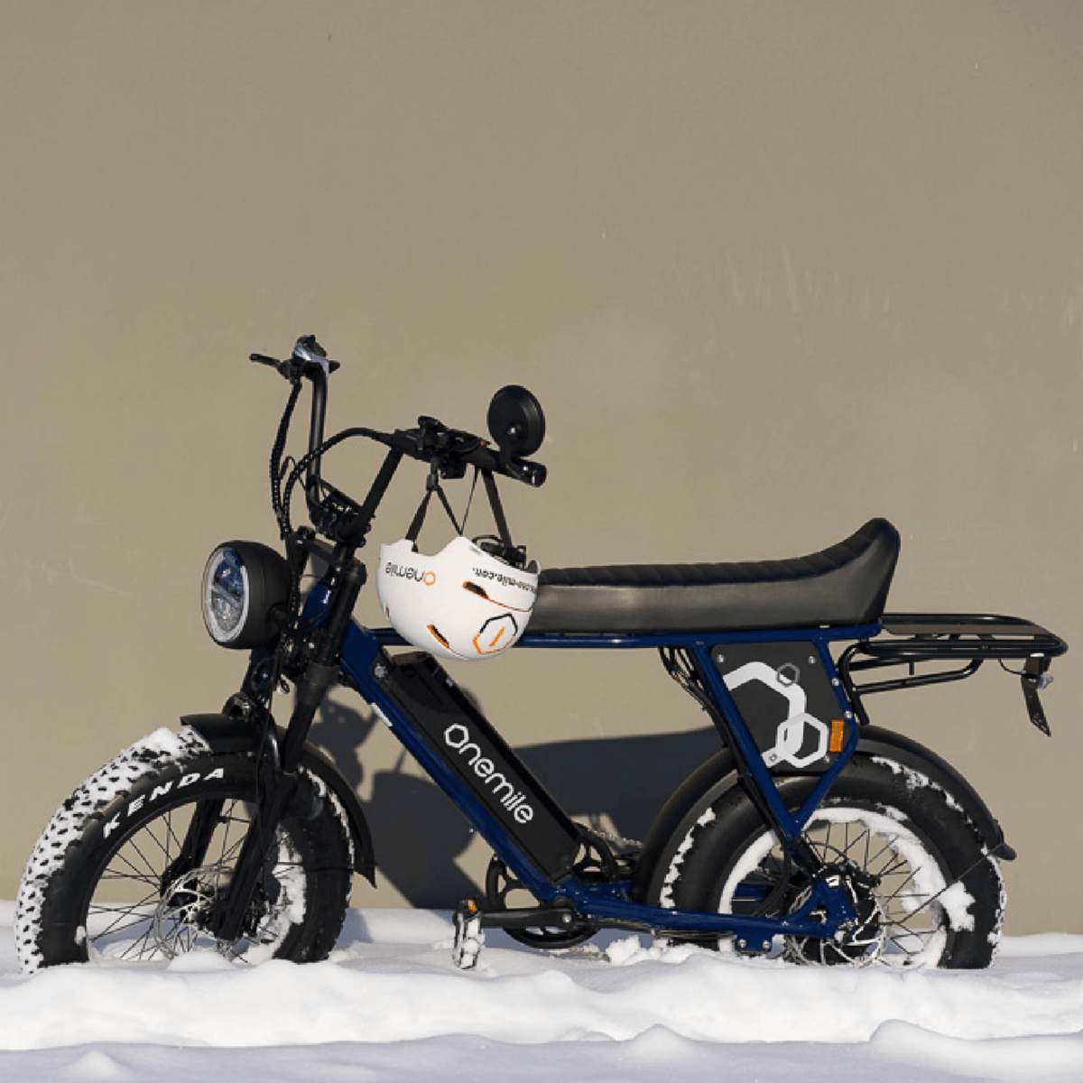 Bicicleta eléctrica fat bike Onemile P40 Pro en vista frontal en ángulo en un paisaje invernal