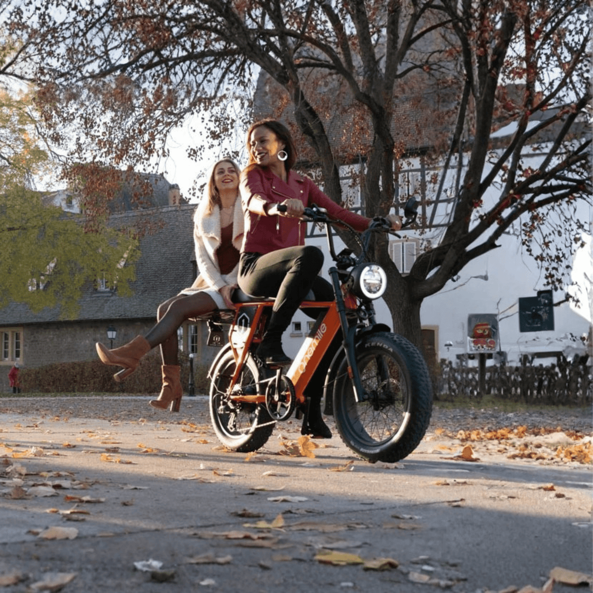 Mujer de pie junto a la bicicleta eléctrica fat bike Onemile P40 Pro en un parque
