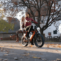 Mujer de pie junto a la bicicleta eléctrica fat bike Onemile P40 Pro en un parque