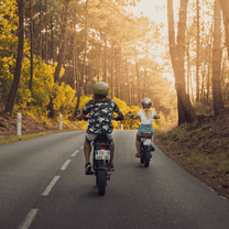 Dos personas con la bicicleta eléctrica fat bike Onemile P40 Pro por la carretera