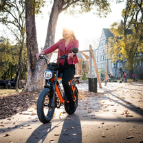 Mujer montando la bicicleta eléctrica fat bike Onemile P40 Pro bajo el sol