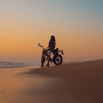 Persona montando la bicicleta eléctrica fat bike Onemile P40 Pro al atardecer