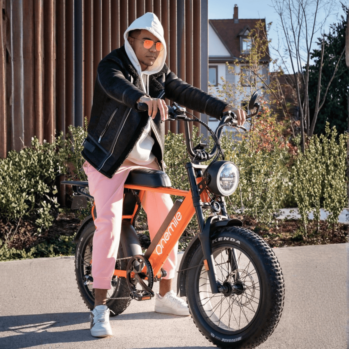 Persona de pie junto a la bicicleta eléctrica fat bike Onemile P40 Pro por una calle