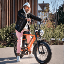 Persona de pie junto a la bicicleta eléctrica fat bike Onemile P40 Pro por una calle
