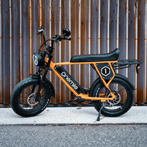 Bicicleta eléctrica fat bike Onemile P40 Pro vista de lado en color naranja aparcada