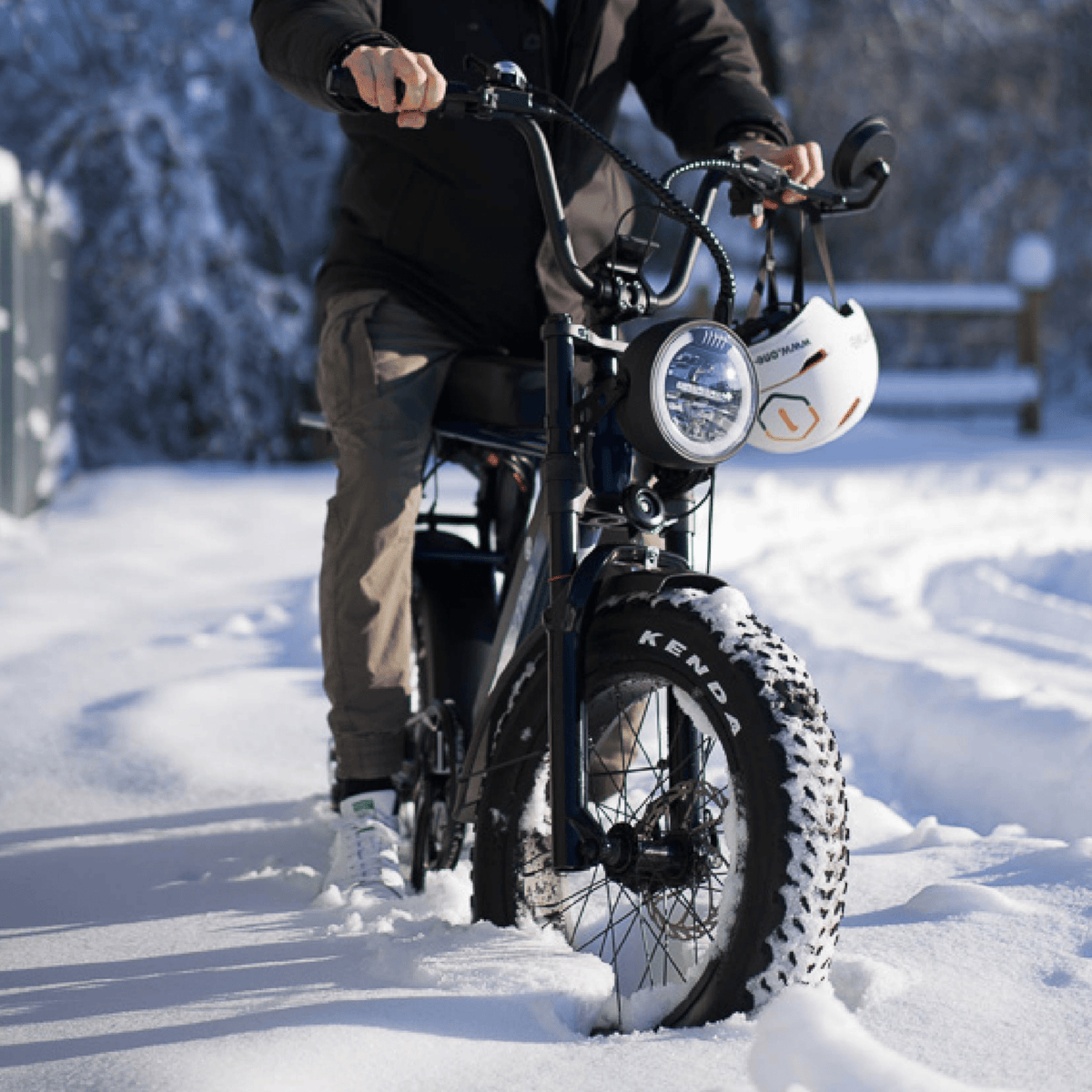 Hombre montando la bicicleta eléctrica fat bike Onemile P40 Pro en la nieve