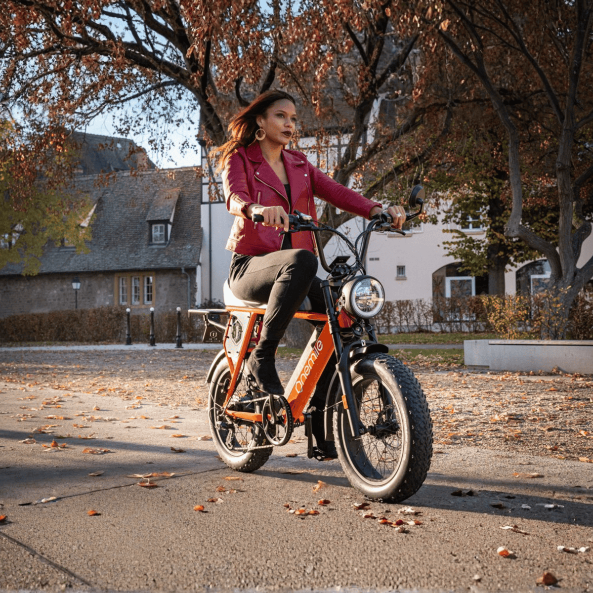 Mujer montando la bicicleta eléctrica fat bike Onemile P40 Pro por una calle