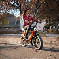 Mujer montando la bicicleta eléctrica fat bike Onemile P40 Pro por una calle