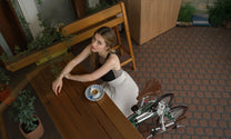 Persona llevando la bicicleta eléctrica plegable OneSport OT02 plegada desde arriba