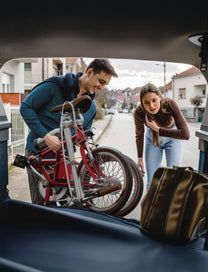 Bicicleta eléctrica plegable OneSport OT02 plegada en el maletero