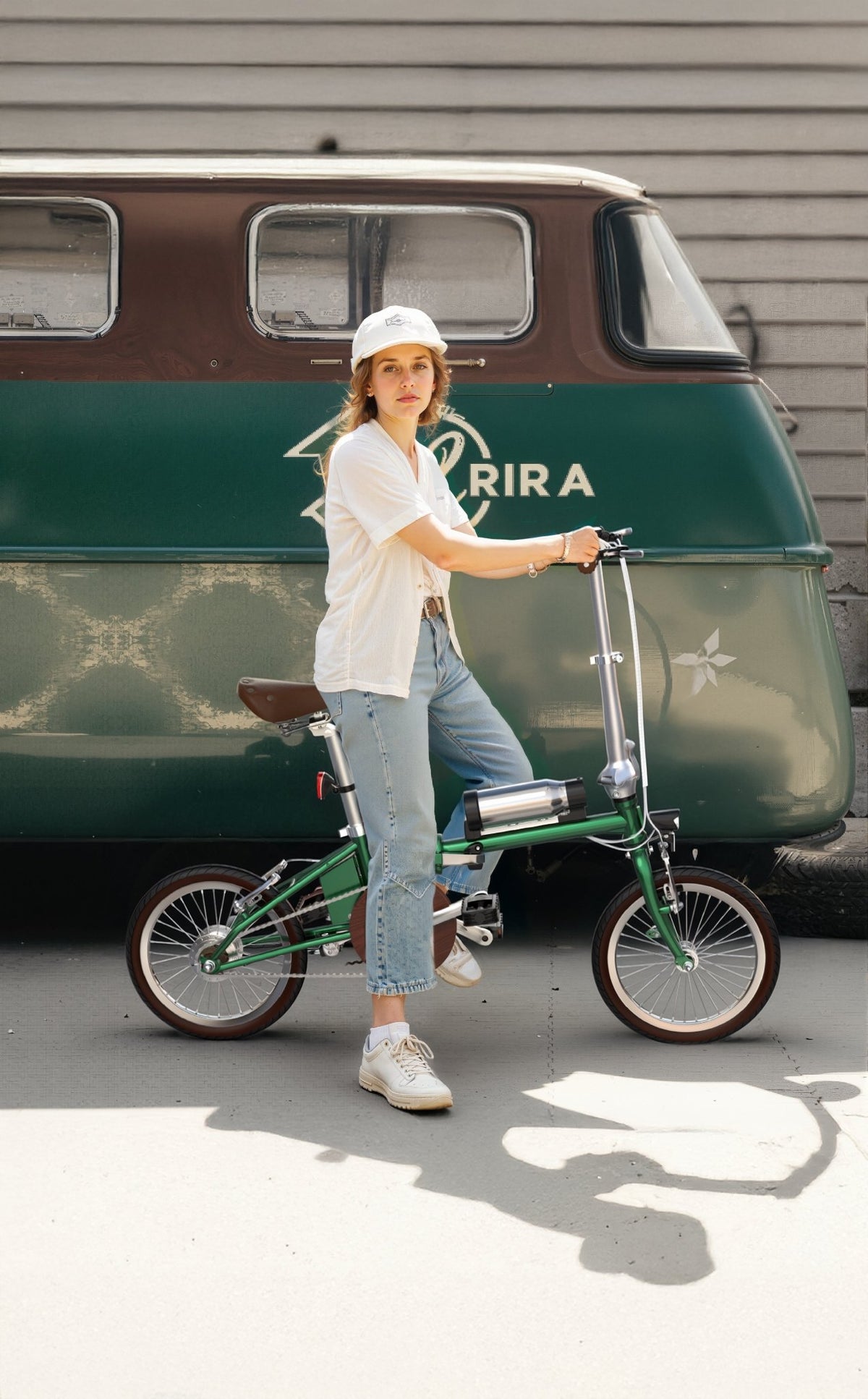 Mujer de pie junto a la bicicleta eléctrica plegable OneSport OT02 por una calle