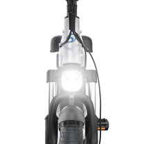 Faro delantero de la OneSport OT05 con las luces encendidas