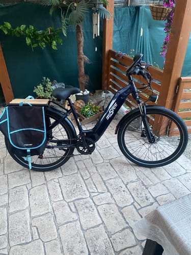 Bicicleta eléctrica OneSport OT05 vista de lado en color azul aparcada