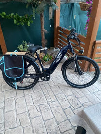 Bicicleta eléctrica OneSport OT05 vista de lado en color azul aparcada