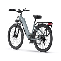 Bicicleta eléctrica OneSport OT05 en vista frontal en ángulo desde el lado opuesto en color azul claro