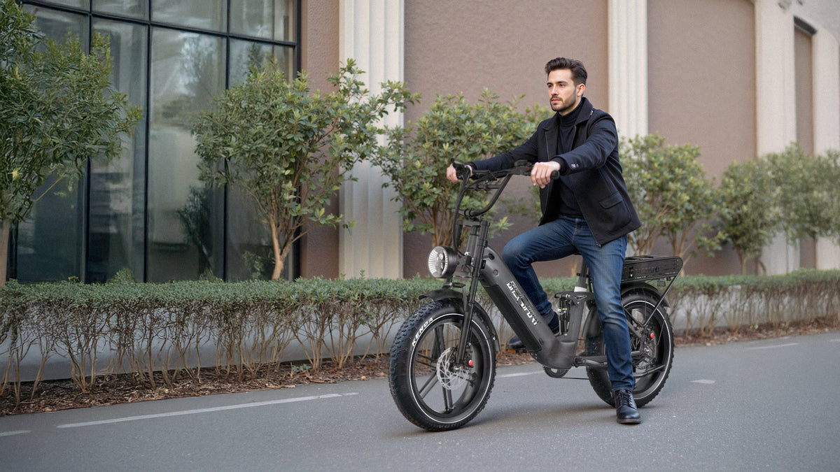 Hombre montando la bicicleta eléctrica fat bike OneSport OT08 Pro en color gris por una calle