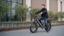 Hombre montando la bicicleta eléctrica fat bike OneSport OT08 Pro en color gris por una calle