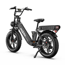 Bicicleta eléctrica fat bike OneSport OT08 Pro en vista frontal en ángulo en color gris sobre la pata de cabra