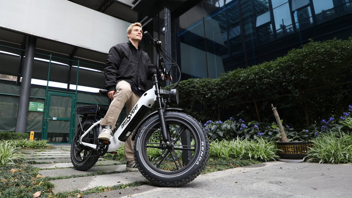 Hombre montando la bicicleta eléctrica fat bike OneSport OT08 Pro en color gris por la ciudad