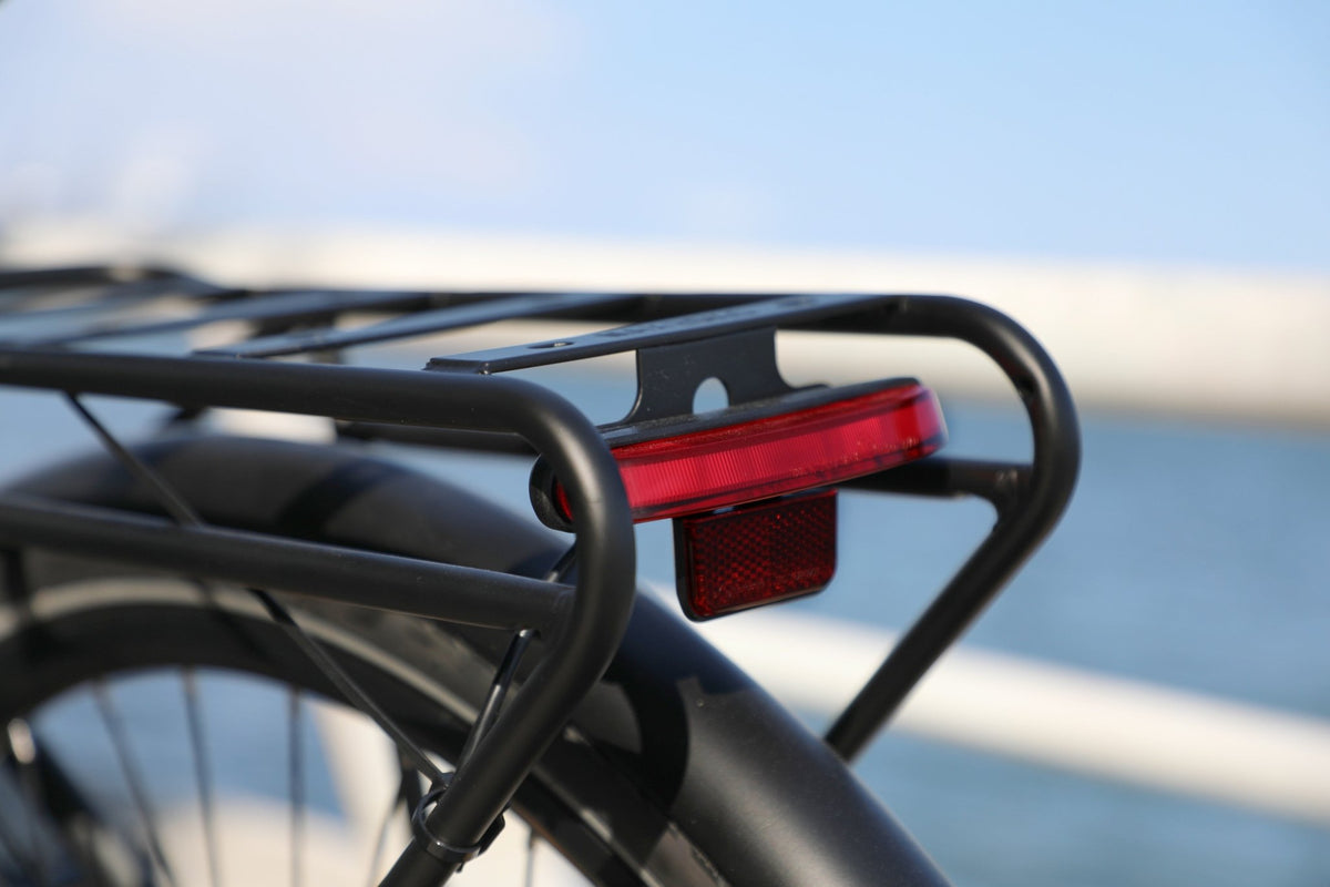 Luz trasera de la OneSport OT12 en color negro junto al mar