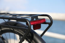Luz trasera de la OneSport OT12 en color negro junto al mar