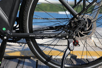 Bielas y pedales de la OneSport OT12 en color negro junto al mar