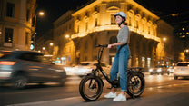 Hombre de pie junto a la bicicleta eléctrica plegable fat bike OneSport OT16 Max en color negro en un ambiente nocturno