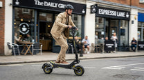Hombre montando el patinete eléctrico OOTD T10 por la ciudad