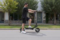 Hombre montando el patinete eléctrico OOTD T10 en un parque