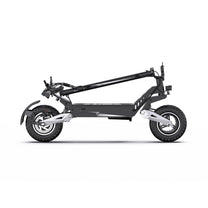 Patinete eléctrico OOTD T10 plegado en color plateado