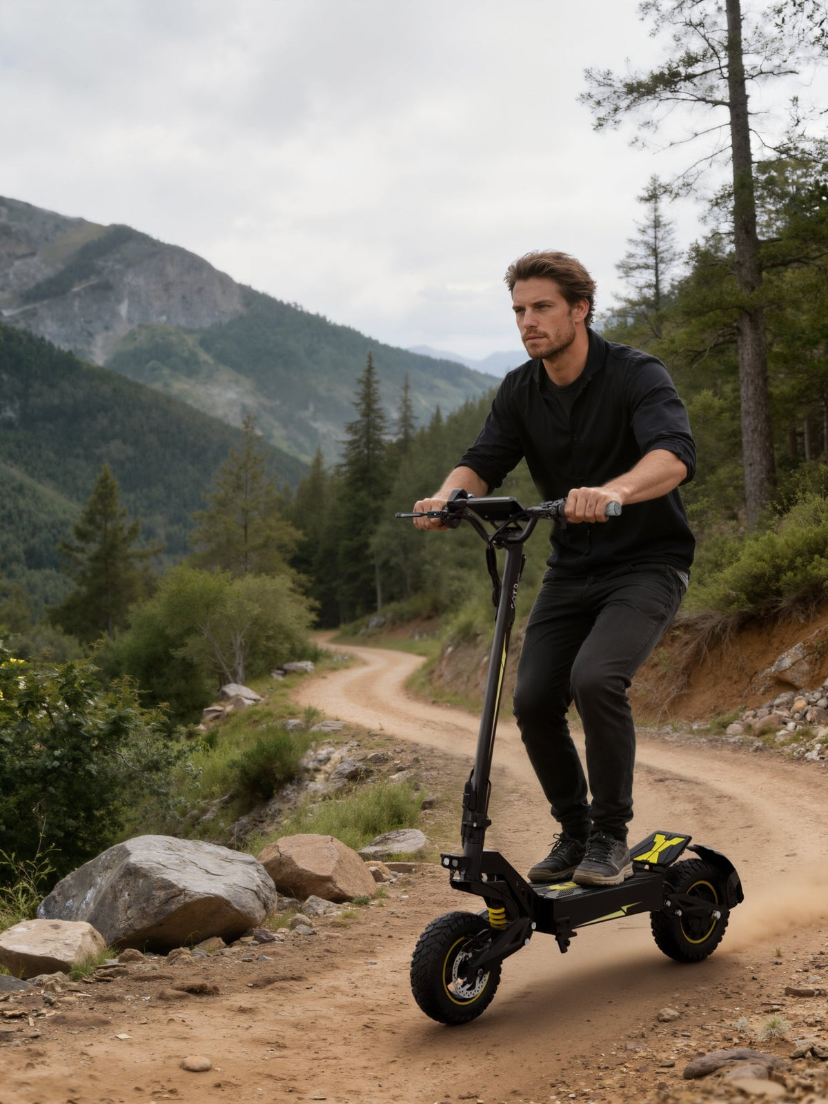 Hombre montando el patinete eléctrico OOTD T10 por un sendero