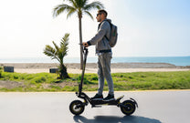 Hombre montando el patinete eléctrico OOTD T10