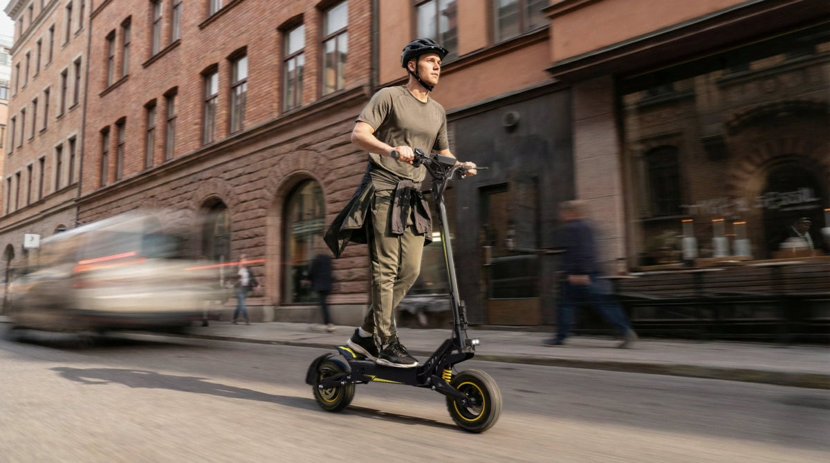 Hombre montando el patinete eléctrico OOTD T10 por la ciudad