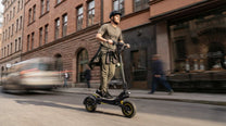 Hombre montando el patinete eléctrico OOTD T10 por la ciudad