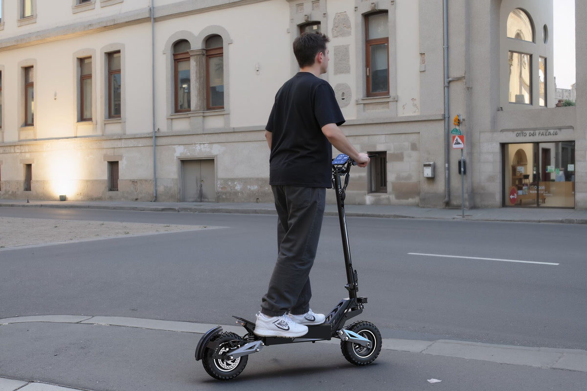 Hombre montando el patinete eléctrico OOTD T10 por la ciudad